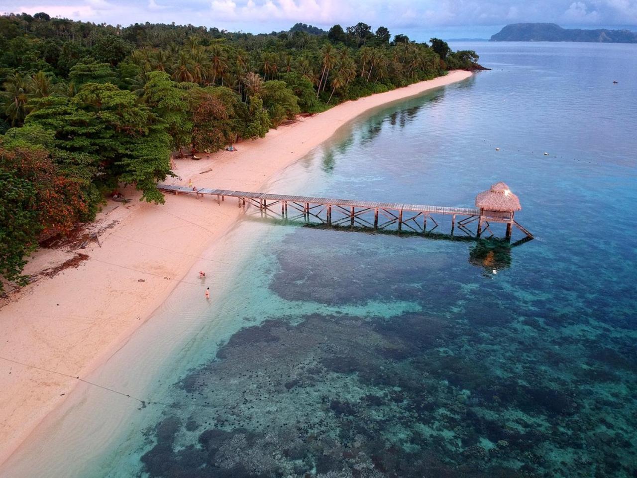 Coral Eye Boutique Resort And Marine Outpost Likupang Exterior photo